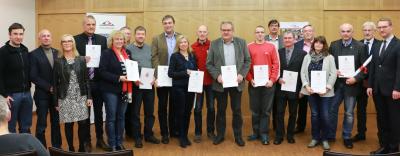 Alle erfolgreichen Teilnehmer mit ihren Urkunden beim abschließenden Gruppenfoto / Foto: Gaby Richter