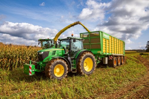 Die Premium-Landwirtschaftsreifen von Bridgestone optimieren das Handling der Zugmaschine der Bi.jpg