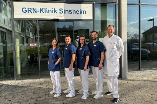 GRN-Klinik_Sinsheim_Pjler_mit_Dr.Fuchs.jpg