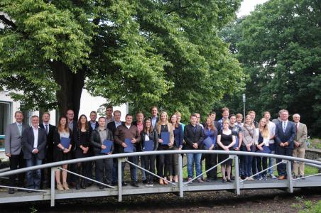 Die Absolventinnen und Absolventen und das Leitungsteam der Fakultät Agrarwissenschaften und Landschaftsarchitektur auf dem Campus Haste: Mit den Studierenden freuen sich Prof. Dr. Bernd Lehmann, Dekan der Fakultät, die Studiendekane Dr. Hans-Georg Schön, Prof. Dirk Junker und Prof. Dr. Andreas Ulbrich sowie Geschäftsbereichsleiter und Vorsitzender vom „Freundeskreis Hochschule Osnabrück Gartenbau und Landschaftsarchitektur e.V.” Marc-Guido Megies