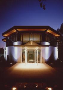 Niederbayerns einzige Spielbank in Bad Füssing. Die „Glücksinsel“ zwischen den legendären Thermen, vom Stararchitekten Alexander Freiherr von Branca geplant, wurde vor 20 Jahren eröffnet und wird aktuell jedes Jahr von rund 90.000 Gästen besucht. Foto: obx-news/Kur- & GästeService Bad Füssing