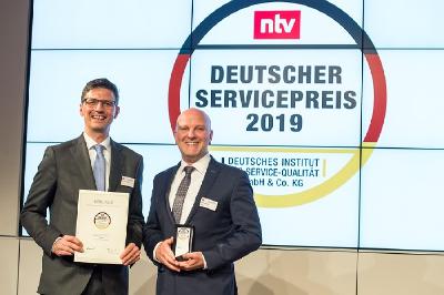 Thorsten Schäfer (l.), Geschäftsführer Driver Reifen und KFZ-Technik GmbH, und Rainer Kempf, Marketing Manager Driver Reifen und KFZ-Technik GmbH, nahmen den Deutschen Servicepreis 2019 entgegen (Bildrechte: Thomas Ecke / DISQ / n-tv)