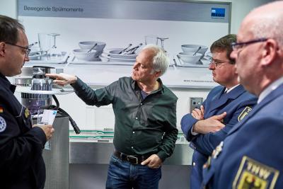 THW-Präsident und Feuerwehrexperten zu Gast bei Meiko