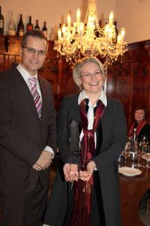 Nicole Retter, bei der Übergabe des Preises durch Frank Schulz, Deutsches Weininstitut