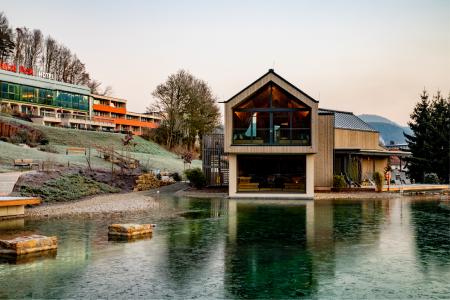 The great feeling of a hot sauna and a view of the calm lake – such nature-oriented wellness moments give guests an unforgettable outdoor experience. At the same time, incorporating outdoor areas creates an extensive spa area with plenty of space. At Hotel Pfalzblick in Dahn, you can enjoy absolute tranquillity in the sauna house by the lake.
Image source: KLAFS | Pfalzblick Wald Spa Resort