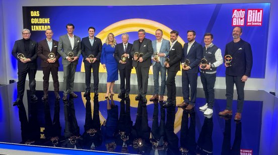 PEOGEOT E-2008 gewinnt Goldenes Lenkrad (4).JPG