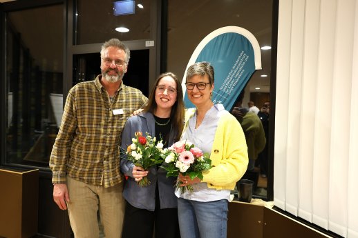 HJW Buchtaufe Schulleiter Rüdiger Becker Siri Malin Dietz und Antje Tresp-Welte.JPG