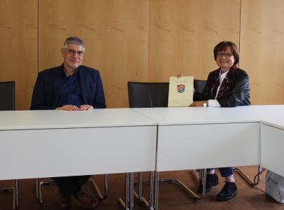 In Zeiten von Corona muss auch bei einem 40-jährigen Dienstjubiläum Abstand gewahrt werden. Landrat Manfred Görig gratulierte Beatrix Prang jedoch nicht weniger herzlich zu 40 Jahren Arbeit in der Kreisverwaltung (Foto: Jennifer Sippel / Vogelsbergkreis)