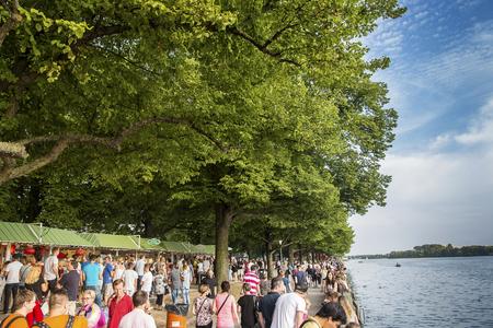 Ganz Deutschland schaut nach Hannover: In der Niedersächsischen Landeshauptstadt wird am 2. und 3. Oktober der Tag der Deutschen Einheit gefeiert. Mit einem Bürgerfest wird das Maschseeufer (s. Foto) zur Partymeile (Copyright: Kevin Münkel)