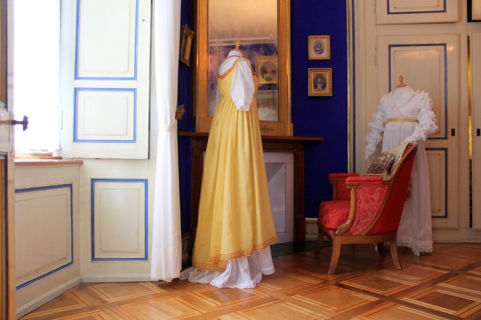 2016-04 NAP HC - Kleid mit gelber Tunika und weisses Kleid mit Ärmeln im Mameluk-Stil 20x30.JPG