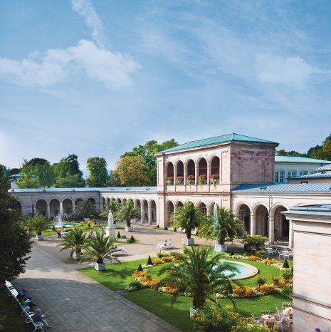 Kurgarten mit Arkadenbau 1 (c) Bayer. Staatsbad Bad Kissingen GmbH.jpg