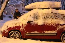 Damit Scheibenwischer nicht anfrieren, klappt man sie vor kalten Winternächten am besten hoch. Und: Scheiben, Dach und Motorhaube müssen vor der Fahrt von Schnee und Eis befreit werden (Foto: ARCD)