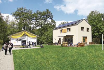 Beim großen Spielpark gibt es viele verschiedene Spielstationen wie Kreiselkiste, Riesen-Murmelaufzug und Jonglierkoffer / In der World of Living können am Sommerfest acht Ausstellungshäuser bei freiem Eintritt besichtigt werden / Im Festzelt sorgen die WeberHaus-Musikanten und im Anschluss die Axel Kunz Band für musikalische Unterhaltung / Während dem Sommerfest am Sonntag, 1. September 2019, finden drei Werksführungen statt. Treffpunkt ist im Foyer der World of Living