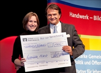 Als Jahresbeste wurde Fotografenmeisterin Melanie Hubach mit einer Auszeichnung durch den Landesdirektor Gerhard Stroka von der Signal-Iduna Versicherungen und Finanzen ausgezeichnet