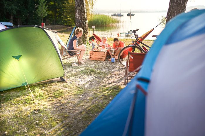 Konstanz-Litzelstetten-Camping-Familie-Haengematte-Zelt-Essen-Fruehstueck-06_Copyright_MTK-.jpg