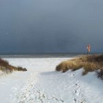 Juist lädt auch im Winter zu einem bewussten und entspannten Aufenthalt ein, bei dem Gäste die Ruhe der Insel, endlose Strände und frische Nordseeluft genießen. Slow Travel auf Juist bedeutet Entschleunigung, Natur erleben und kleine, authentische Inselmomente bewusst aufnehmen (Foto: Maike Grunwald).
