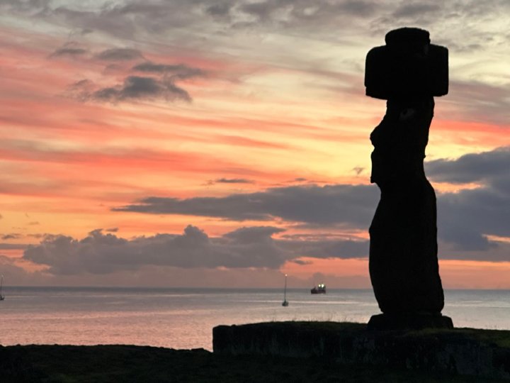 inventia bündelt drei Rapa-Nui-Reisen zu Moai-Stätten, Weingut und Puma-Steppe
