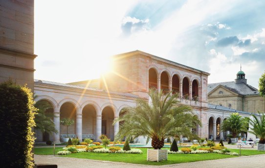 Kurgarten mit Arkadenbau (c) Bayer. Staatsbad Bad Kissingen GmbH_Foto Dominik Marx.jpg