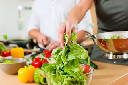 Viele Mediziner sind heute überzeugt: Die Tatsache, dass viele Menschen offenbar zu wenige kurzkettige Fettsäuren selbst produzieren wegen zu geringer Ballaststoffaufnahme, ausgelöst durch die ungünstige Ernährung, könnte also eine wesentliche Ursache für den Anstieg von Zivilisationskrankheiten wie Allergien, Autoimmunerkrankungen oder Diabetes Typ 2 sein / Foto: Fotolia