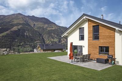 Idyll inmitten der Schweizer Alpen - Einfamilienhaus mit gelungenem Materialmix