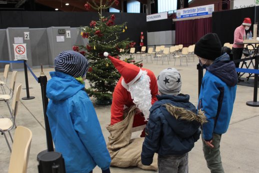 Nikolaus im Impfzentrum.jpg