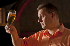 Braumeister Matthias Grall prüft die mehrfach DLG-prämierten Brau-Spezialitäten von Landskron. 