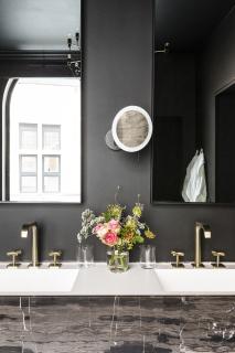 Für die Bäder, die ganz im Zeichen der von urbaner Eleganz geprägten Atmosphäre des De Gulde Schoens stehen, entschieden sich die Hoteliers für Produkte der Kollektion AXOR Citterio E