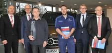 Ralf Dürr, Leiter Kundendienst bei Mercedes Benz in Pfullingen, Hauptgeschäftsführer Dr. Joachim Eisert, Ausbilder Michael Gugel mit dem Auszubildenden Tobias Spranger, Präsident Harald Herrmann und Manfred Steck, Serviceleitung (v.li.n.re.)