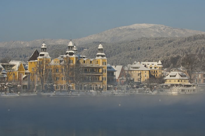 Winter am Wörthersee_Schlosshotel Velden und Gerlitzen Alpe im Hintergrund_(c) Wörthersee T.jpg