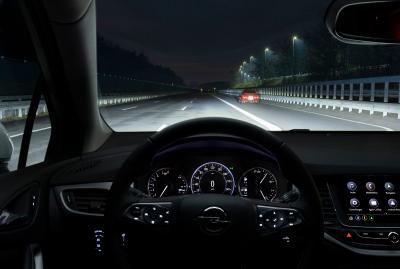 Taghell durch die Dunkelheit: Mit IntelliLux LED® Matrix-Licht von Opel