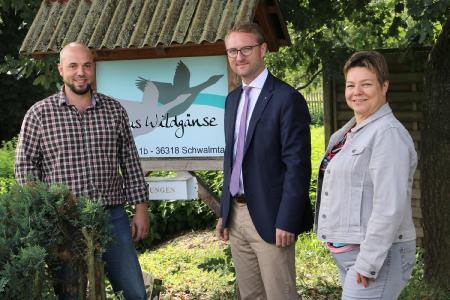 Vizelandrat und Jugenddezernent Dr. Jens Mischak (Mitte) und Jugendamtsleiterin Dagmar Scherer folgten der Einladung von Einrichtungsleiter Florian Hill nach Schwalmtal-Renzendorf ins „Haus Wildgänse“ / Foto: Gaby Richter, Vogelsbergkreis