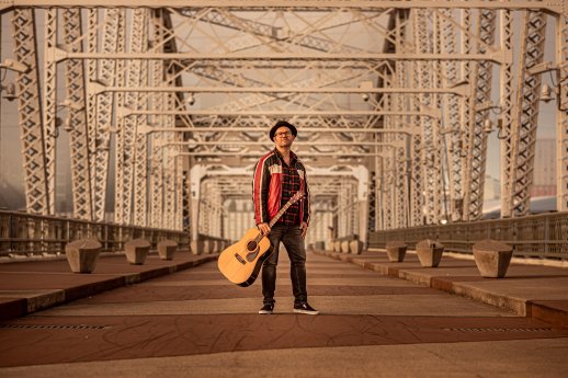 Brücke mit Gitarre by Michael J. Patton.jpg