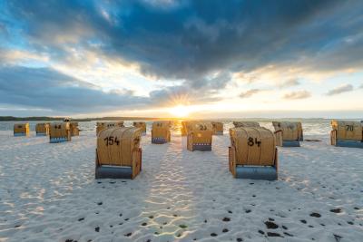 Das Heft stellt nicht nur einzelne Themen und Aspekte vor, sondern präsentiert sich auch mit großflächigen Bildern zum Träumen zu Hause / Bild: www.ostsee-schleswig-holstein.de/Oliver Franke