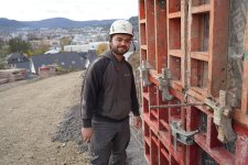 Arlind Vrenezi schätzt die Abwechslung auf der Baustelle. Vor allem die Arbeit an Schalungen und Bewehrungen hat es ihm angetan. Foto: Handwerkskammer