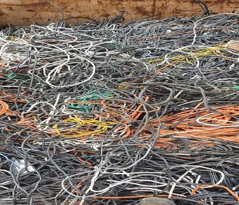Kabel und Kabelreste