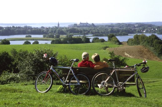 10-Plöner_Schloss+See©Ostsee-Holstein-Tourismus e.V..jpg