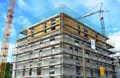 Baukörper aus Beton, Penthouse aus Holz: Nach den Plänen von delaossaarchitekten ließ KLAUS Wohnbau auf einem parkähnlich angelegten Areal an der Max-Bill-Straße in München-Schwabing je zwei trapezförmige Vier- und Fünfgeschosser errichten, die insgesamt 55 hochwertig ausgestattete Eigentumswohnungen mit Wohnflächen zwischen 65 und 120 m² umfassen. Foto: Achim Zielke für INTHERMO, Ober-Ramstadt; www.inthermo.de