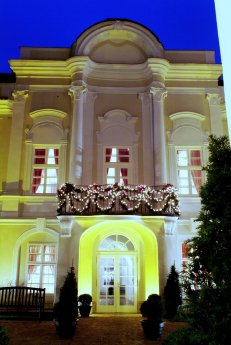 Mamaison Suite Hotel Pachtuv Palace_chain-of-lights-small.jpg