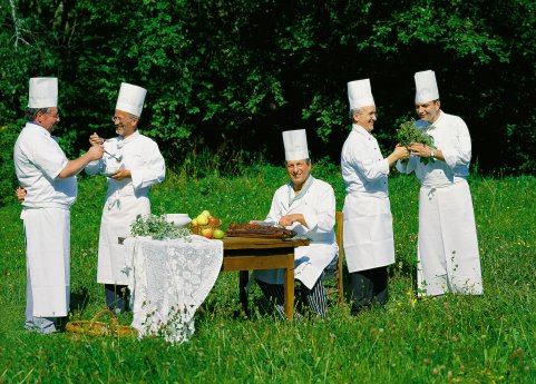 ID_3221_Baiersbronn engagierte Koeche unter freiem Himmel.jpg