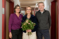 Die Präsidentin der TH Lübeck, Dr. Muriel Helbig (l.) und der Senatsvorsitzende, Prof. Stefan Bartels-von Mensenkampff (r.), gratulieren der Vizepräsidentin Prof. Karen Cabos zur Wahl.