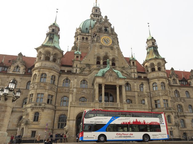 Hannnover-Bus vorm Neuen Rathaus.jpg