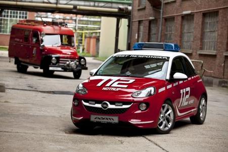 Der Opel ADAM ist der absolute Individualisierungs-Champion – privat und künftig vielleicht auch für die Feuerwehr. Seine Tauglichkeit zum Rettungseinsatz zeigt der freche Stadtflitzer nun als flotter Floriansjünger