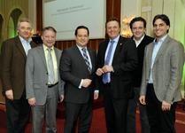 Jürgen Mack, Günter Gorecky (Bürgermeister Rust), Alexander Bonde, Roland, Michael und Thomas Mack (v.l.) Foto: Europa-Park