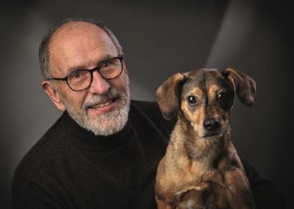 Jörg H. Trauboth mit seinem Hund, der ihn fast überall hin begleitet