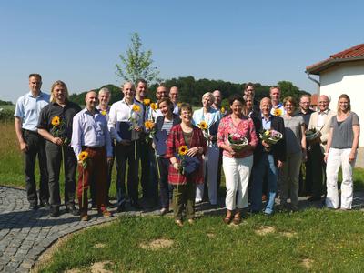 Prof. Dr. Alexander Schmehmann, Vizepräsident für Studium und Lehre (1. von links), Dr. Marion Wulf, Leiterin Akademische Personalentwicklung (4. von rechts) und Cora Dammann, Mitarbeiterin Akademische Personalentwicklung (1. von rechts), überreichten den Absolventinnen und Absolventen des fünften PROFHOS-Durchgangs die Abschlusszertifikate