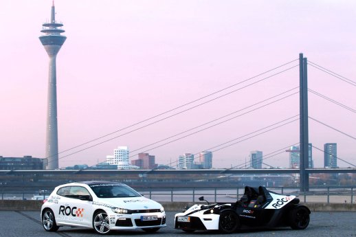 ROC Scirocco und XBow vor Skyline Duesseldorf.jpg