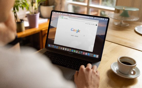 mensch-sitzt-vor-laptop-mit-google-geoeffnet.jpg