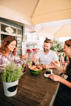 Konstanz-Suppengruen-Restaurant-Trinken-Essen-Dessert-Gruppe-02_Copyright_MTK-Leo-Leister.jpg