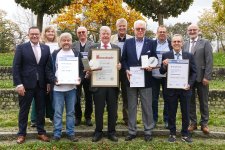 Ehrungen bei der Handwerkskammer Mannheim Rhein-Neckar-Odenwald (von links): Präsident Klaus Hofmann, Marion Jäger, Oskar Winkler, Günter Sebastian, Ehrenvizepräsident Martin Sättele, der die Stele der Handwerkskammer erhielt, Manfred Brenner, Rudolf H. Vogel (ebenfalls mit Stele geehrt), Michael Reul, Salvatore Iaci und Vizepräsident Steffen Haug