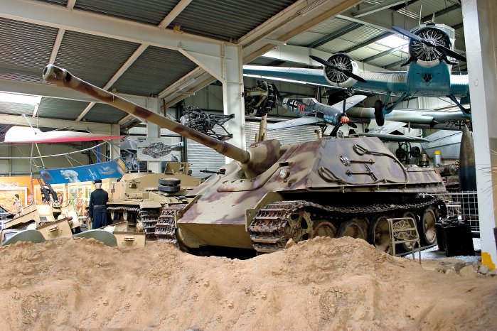 Der Jagdpanther in der Ausstellung.jpg
